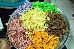 [Photo] Phong trào nhuộm mứt Tết sặc sỡ của giới trẻ xứ Nghệ 