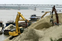 Hà Nội: Hàng loạt bãi chứa vật liệu xây dựng chiếm đất trái phép 