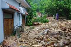 Nhiều nhà dân bị lũ quét. (Ảnh: Minh Quyết/TTXVN)