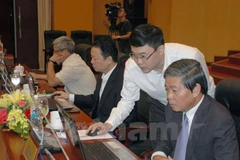 Lãnh đạo Bộ Tài nguyên và Môi trường xem và trả lời câu hỏi trực tuyến đợt II/2014. (Nguồn ảnh: PV/Vietnam+)