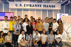 Bà Judy Garber, quyền Trợ lý Ngoại trưởng Hoa Kỳ Judy Garber (hàng đầu đứng chính giữa) chụp ảnh lưu niệm cùng các sinh viên Việt Nam. (Ảnh: Hùng Võ/Vietnam+)