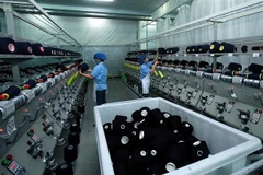 Sản xuất sợi tại Công ty TNHH Dệt nhuộm Jasan Việt Nam. (Ảnh: Phạm Kiên/TTXVN)