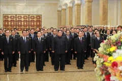 Nhà lãnh đạo Kim Jong-un (thứ 4, trái, phía trước) và các quan chức cấp cao viếng Cung Thái Dương Kumsusan nhân 73 năm ngày thành lập đảng Lao động Triều Tiên. (Nguồn Yonhap/TTXVN)