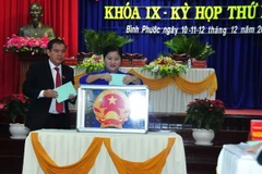 Các đại biểu bỏ phiếu tín nhiệm đối với 28 chức danh lãnh đạo tại kỳ họp. (Ảnh: Dương Chí Tưởng/TTXVN)