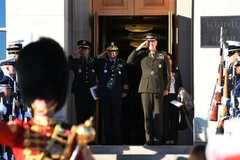 Chủ tịch Hội đồng Tham mưu trưởng Liên quân Mỹ Joseph Dunford (giữa, phải) và người đồng cấp Hàn Quốc Park Han-ki (giữa, trái) tại lễ đón ở Lầu Năm Góc, Washington DC., Mỹ ngày 25/10. (Nguồn: Yonhap/TTXVN)