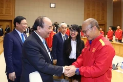 Thủ tướng Nguyễn Xuân Phúc và huấn luyện viên Park Hang-seo. (Ảnh: Thống Nhất/TTXVN)