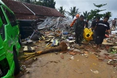 Nhân viên cứu hộ chuyển thi thể nạn nhân vụ sóng thần ở Carita, Indonesia. (Nguồn: AFP/TTXVN)