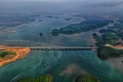 Cầu Cẩm Hải nối liền thành phố Cẩm Phả với huyện Vân Đồn có chiều dài 790m. (Ảnh: TTXVN phát)