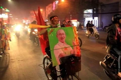 Cổ động viên bóng đá Việt Nam mang theo hình ảnh huấn luyện viên Park Hang-seo. (Ảnh: TTXVN)