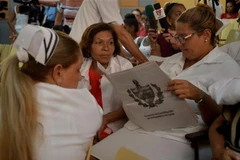 Người dân Cuba tham gia buổi tham vấn về dự thảo Hiến pháp mới tại La Habana. (Nguồn: AFP/TTXVN)