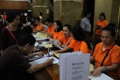 Người dân đăng ký hiến mô tạng, hiện xác cho khoa học tại chùa Giác Ngộ. (Ảnh: Xuân Dự/TTXVN)