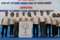 Các đại biểu dự lễ phát động chụp ảnh lưu niệm. (Ảnh: Đinh Hằng/TTXVN)