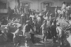 Chiến sỹ tự vệ và nhân dân Hà Nội đào hầm hào, xây dựng công sự để chuẩn bị chiến đấu chống quân Pháp. (Ảnh: TTXVN)