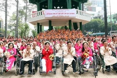 Các cặp tham gia lễ cưới tập thể chụp ảnh chung tại Công viên Hòa Bình, Thành phố Hồ Chí Minh. (Ảnh: Xuân Khu/TTXVN)