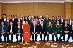 Thủ tướng Campuchia Samdech Techo Hun Sen chụp ảnh chung với các đại biểu Hội Hữu nghị Việt Nam-Campuchia và cựu chiến binh quân tình nguyện Việt Nam tại Campuchia. (Ảnh: Văn Điệp/TTXVN)