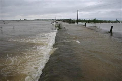 Nước lũ dâng cao gây ách tắc giao thông, cô lập lập nhiều địa phương ở huyện Quảng Điền, Thừa Thiên-Huế. (Ảnh: Hồ Cầu/TTXVN)