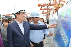 Phó Thủ tướng Vương Đình Huệ khảo sát cảng Đình Vũ. (Ảnh: Dương Giang/TTXVN)