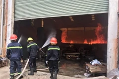 Lực lượng Cảnh sát phòng cháy chữa cháy tỉnh Bình Dương nỗ lực phun nước dập tắt đám cháy. (Ảnh: Huyền Trang/TTXVN)