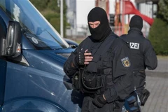 Cảnh sát trong chiến dịch truy quét các bang nhóm tội phạm tại Hanover, Đức. (Nguồn: AFP/TTXVN)