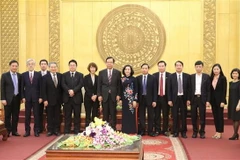 Bí thư Tỉnh ủy Ninh Bình Nguyễn Thị Thanh, ông Shii Kazuo cùng các đại biểu. (Ảnh: Ninh Đức Phương/TTXVN)