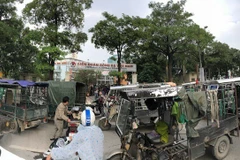 Rất đông người tự xưng thương binh đi xe ba gác có mặt trước cửa trụ sở VFF gây nên cảnh tượng lộn xộn. (Ảnh: Trọng Đạt/TTXVN)