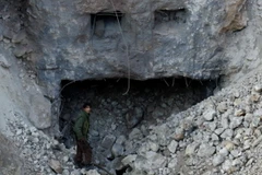 Cửa một đường hầm của Mặt trận giải phóng Nhân dân Palestine bị máy bay Israel phá hủy ở Naameh, cách thủ đô Beirut của Liban khoảng 7km. (Nguồn: AFP/TTXVN)