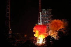 Tên lửa đẩy Trường Chinh 38 mang theo tàu thăm dò Mặt Trăng Hằng Nga 4 rời bệ phóng tại Trung tâm vệ tinh Tây Xương. (Nguồn: THX/TTXVN)