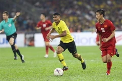 Phan Văn Đức (phải) là người góp phần kiến tạo bàn mở tỷ số trận đấu. (Ảnh: Hoàng Linh/TTXVN)