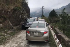 Các phương tiện giao thông ùn tắc tại đường lên Khu du lịch Mẫu Sơn, Lang Sơn. (Ảnh: Quang Duy/TTXVN)