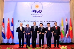 Trưởng đoàn các nước tham gia Hội nghị chụp ảnh chung. (Ảnh: Phạm Kiên/Vietnam+)