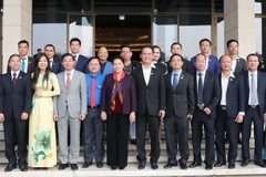 Chủ tịch Quốc hội Nguyễn Thị Kim Ngân chụp ảnh lưu niệm cùng đoàn Doanh nhân trẻ Việt Nam. (Ảnh: Trọng Đức/TTXVN)