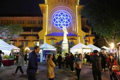 Hội chợ Giáng sinh tại nhà thờ Cửa Bắc. (Ảnh: Thành Đạt/TTXVN)