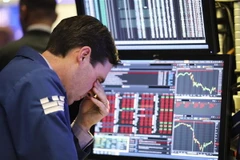 Nỗi thất vọng của giao dịch viên khi chứng khoán đỏ sàn tại New York, Mỹ. (Nguồn: THX/TTXVN)