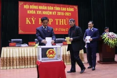 Các đại biểu Hội đồng Nhân dân tỉnh Cao Bằng bỏ phiếu tín nhiệm. (Ảnh: Chu Hiệu/TTXVN)