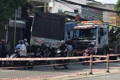 ​TP.HCM: Xe tải nổ lốp, tông sập hai căn nhà ven đường
