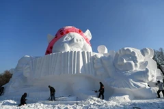 Tác phẩm điêu khắc trên tuyết với chủ đề Những chú lợn hạnh phúc được trưng bày tại Triển lãm nghệ thuật điêu khắc trên tuyết quốc tế ở Cáp Nhĩ Tân, tỉnh Hắc Long Giang, đông bắc Trung Quốc. (Nguồn: THX/ TTXVN)