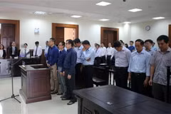Các bị cáo tại phiên tòa ngày 12/12. (Ảnh: Thành Chung/TTXVN)