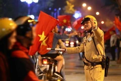 Công an Thành phố Hà Nội phân luồng giao thông và bảo đảm an ninh trật tự và phòng chống đua xe trái phép. (Ảnh: Doãn Tấn/TTXVN)