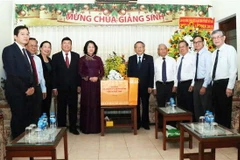 Phó Chủ tịch nước Đặng Thị Ngọc Thịnh tặng quà chúc mừng Hội thánh Tin lành Việt Nam (miền Nam). (Ảnh: Xuân Khu/TTXVN)