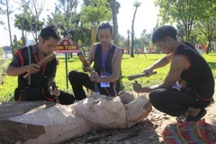 Nghệ nhân trình diễn tạc tượng gỗ dân gian. (Ảnh: Hồng Điệp/TTXVN)