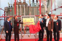 Cắt băng khánh thành trạm biến áp 110kV Công viên Thống Nhất và nhánh rẽ. (Ảnh: Mạnh Khánh/TTXVN)