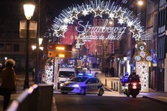 Cảnh sát được triển khai tại hiện trường vụ nổ súng ở chợ Giáng sinh Strasbourg. (Nguồn: AFP/TTXVN)