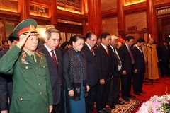 Chủ tịch Quốc hội Nguyễn Thị Kim Ngân dự lễ dâng hương tưởng niệm 60 liệt sỹ Thanh niên xung phong Đại đội 915, đội 91 Bắc Thái hy sinh đêm 24/12/1972. (Ảnh: Trọng Đức/TTXVN)