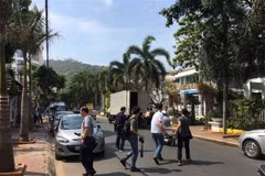 Công an Trung Quốc tiếp nhận tang vật vụ án đưa lên xe. (Ảnh: Đoàn Mạnh Dương/TTXVN)
