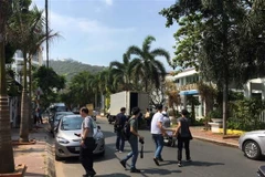 Công an Trung Quốc tiếp nhận tang vật vụ án đưa lên xe. (Ảnh: Đoàn Mạnh Dương/TTXVN)