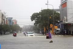 Nhiều tuyến đường phố cổ Hội An bị ngập chìm trong nước. (Ảnh: Hữu Trung/TTXVN)