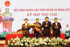Lãnh đạo tỉnh tặng hoa chúc mừng ông Lê Hồng Vinh. (Nguồn: nghean.gov.vn)