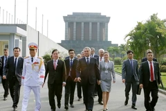 Chủ tịch Duma Quốc gia Liên bang Nga V.V.Volodin đến đặt vòng và vào Lăng viếng Chủ tịch Hồ Chí Minh. (Ảnh: Doãn Tấn/TTXVN)