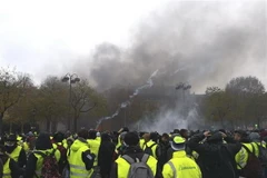 Người biểu tình Áo vàng phản đối giá nhiên liệu tăng cao tại Paris, Pháp. (Nguồn: THX/TTXVN)