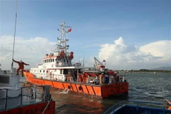 Tàu cứu nạn SAR 413 của Trung tâm Phối hợp tìm kiếm cứu nạn hàng hải Việt Nam khu vực 3 đã đưa 10 thuyền viên và một thi thể là thuyền viên tàu cá BV 9496 TS cập bờ. (Ảnh: Huỳnh Ngọc Sơn/TTXVN)